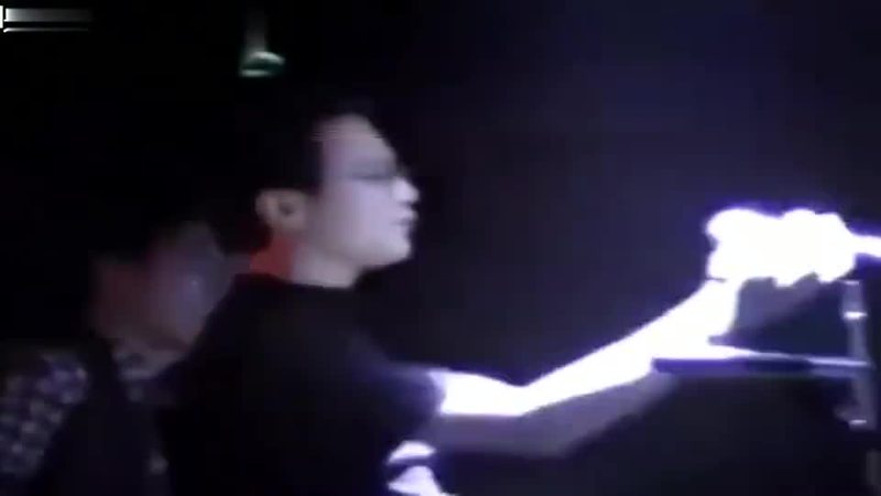 穿皮裤的窦唯演唱 明天更漫长 现场版 那时候的窦唯青春飞扬 豪放不羁啊